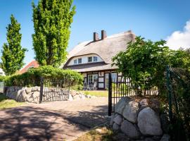 Reethus-am-Hafen Reetdachhaus Hafenblick mit Garten und Blick aufs Wasser, Hotel in Rankwitz