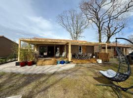Chalet 18 tout confort pour un séjour dans domaine avec Piscine et en bordure Lac avec plage artificielle, Hotel in Labouheyre