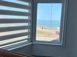 Cosy 2 Bedroom Coastal Retreat with Sea Views and a Private Indoor Hot Tub