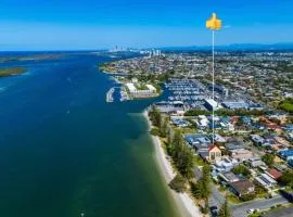 Beautiful separate granny flat at the back of the beach front property in the peaceful beach - Big saving 04 beds