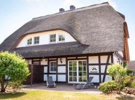 Reethus-am-Hafen Reetdachhaus Westbrise mit Garten und Blick aufs Wasser, Hotel in Rankwitz