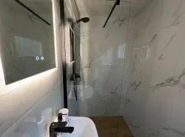 Ferienhaus Forest Lodge, Neu Ruhige Lage, Elegant und Modern, Hunde Willkommen