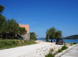 Ina by the sea Apartment, hotel di Luka