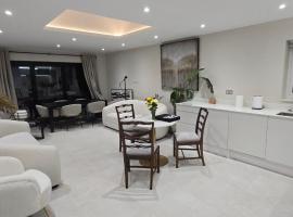 Modern 2 bed home with Ensuites & Private Parking, hotel em Exeter