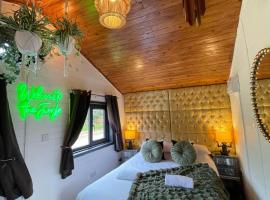 Otter 3 Lodge -Jungle Inspired -Dog Friendly -Private Hot Tub -Warminster-Bath-Salisbury, hotel en Warminster