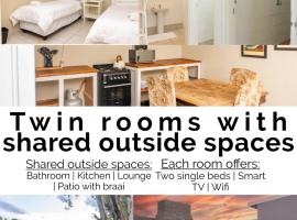 Amberdale Estate Self Catering - Twin rooms with shared external bathroom and lounge, hotel v mestu Queenstown