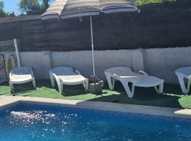 Donde JAVI Chalet con piscina 50 minutos madrid en escalona, hotel u gradu Toledo