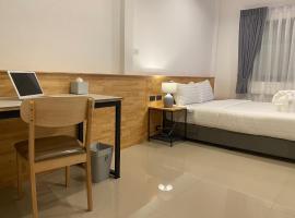 B House Phuket, hotel i Chalong