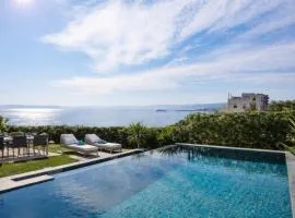 New LUXURY apartment with sea view and PRIVATE heated pool, 50m from the beach