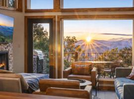 Chalet Village Romantic Spa Cabin with Jacuzzi & Mountain Views, EV Chrger, hotel a Gatlinburg