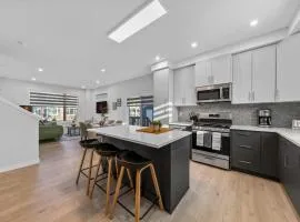Modern End 3BR Townhouse Near U of A & Whyte Ave