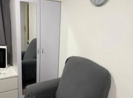 Stylish Modern Gatwick Studio, Free Parking