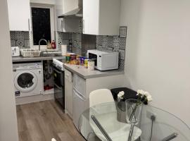 Stylish Modern Gatwick Studio, Free Parking, Hotel in Copthorne