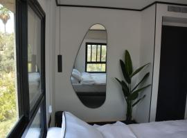 villa boutique, hotel v destinaci Eshtaol