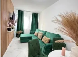 Green Story Aparthotel near Palas Center and Old Town - Parking Option