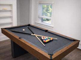 Modern home with Game Room, Hotel in Danielson