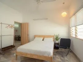 Tido Home, private queen room w bathroom, shared public area