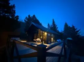 Lakefront cottage with jacuzzi