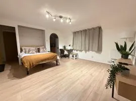 Studio Flat – 3 Min to Station – 40 Min London – Van Parking