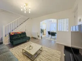 Luxury Heathrow House Garden Lounge 3Bed