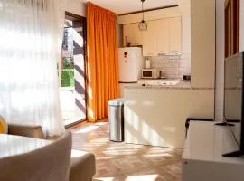Quiet Garden Retreat, Private Patio Free Parking