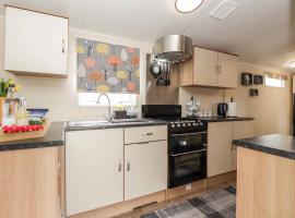 Charming Lodge Retreat with Garden View in Dover, Hotel in Dover