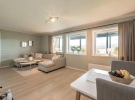 Modern Fjord View Apt near City, hotelli Tromssassa