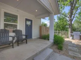 The Grove E with Hot Tub & King Bed - 2 blks to Main
