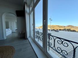 Direct aan Strand & Zeedijk - Licht Appartement 75m2 - Zeebrugge - 5 Personen, Hotel in Brügge