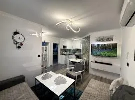 'Miris Ljeta' Lake & Beach Apartment