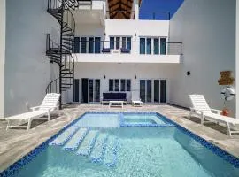 Villa Armoniosa Ocean View 2BR w/ Beachfront Pool - Upper Level