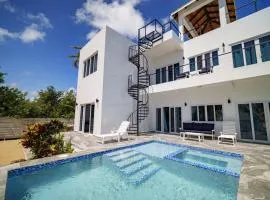 Villa Armoniosa Spacious Beachfront 2BR with Pool - Lower Level