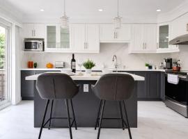 Empire's Home - King, Queen, Child Suites with EV Charging, khách sạn ở Markham