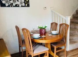 Penuel 3-bedroom Retreat with workspace in Central Sutton-in-Ashfield