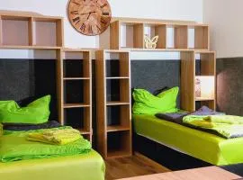 APARTMENTHAUS "AM KORNFELD" - 10 Gästewohnungen mit 1-3 Schlafzimmern, 40 Betten, Raucherbalkon, Reinigungs- & Wäscheservice, Grillgarten, Parkplatz