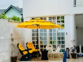 2 Poolside Suites - 5 mins from Airport, Beaches in Bon Accord
