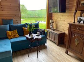 Domek z banią Dybowo، فندق في Dybowo