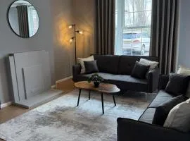 3 Bedroom Apartment with Balcony in London, Free Parking
