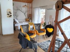 Charming house with terrace, parking, and enclosed garden, hotel di Ychoux