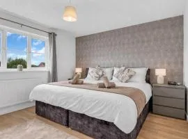 Sleeps 4 3 Bathrooms Wrexham AFC Driveway