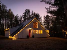 Vermont A-Frame Hot Tub, Sauna, Fire Pit Sleeps 10، فندق في Jamaica
