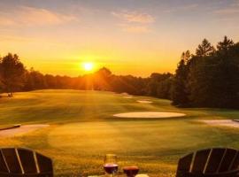 Large 2 Floor Condo, Pool Pass, Beach Club, walk to Shanty Creek, hotel i Bellaire