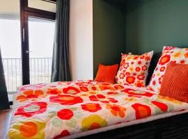 Skyline-Apartment mit Balkon, Messe und Bahnhof nah