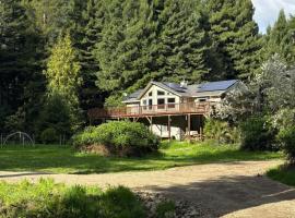 Modern home on rural riverfront: Myers Flat şehrinde bir otel