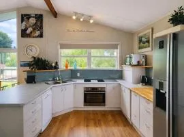 Quiet cul de sac, close to Abel Tasman