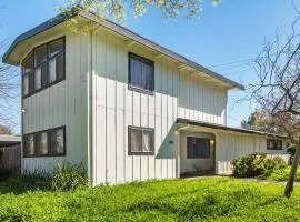Spacious 4BR Backyard Oasis with BBQ Near UC Davis