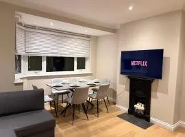 Amanah Properties - Spacious 2-Bedroom Home in Harrow for 6 Guests with Free Parking
