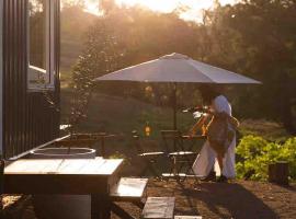 Our Little Cabin by Croftby Hills - Scenic Rim, hotel di Croftby