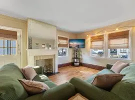 221 W 25Th Ave Front Home - 4 Beds, 2 Bath