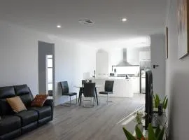 Stylish 3BR Family Home Near CBD & Airport